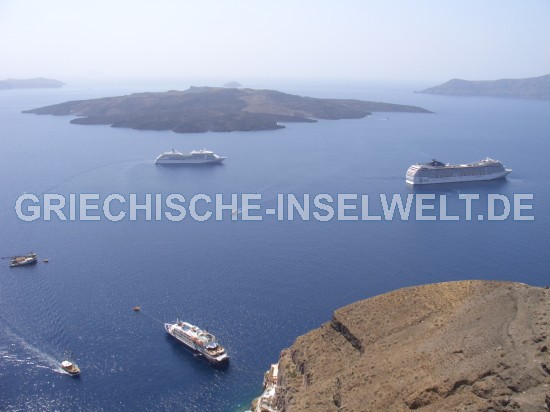 Kreuzfahrtschiffe unterhalb Thira