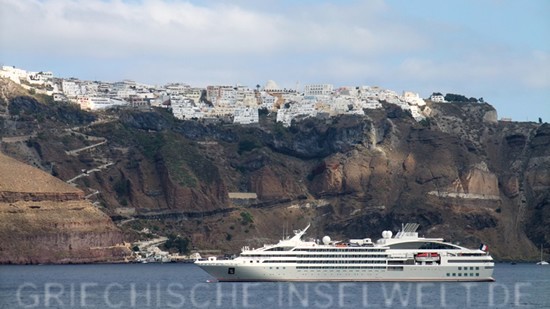 kreuzfahrtschiff le-lyrial vor santorin